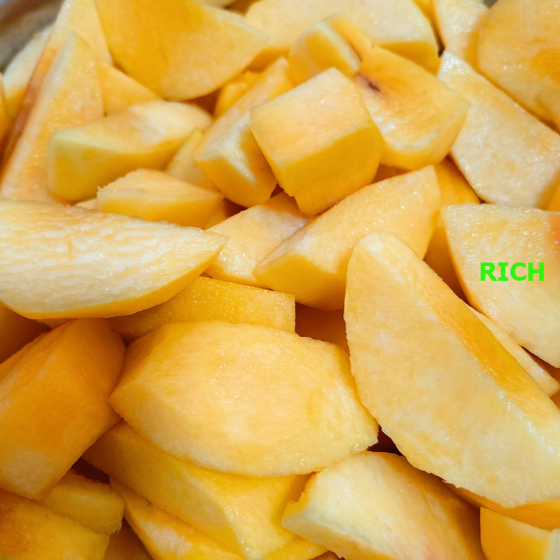 Juicy Sliced frozen yellow peaches 1/4 cut