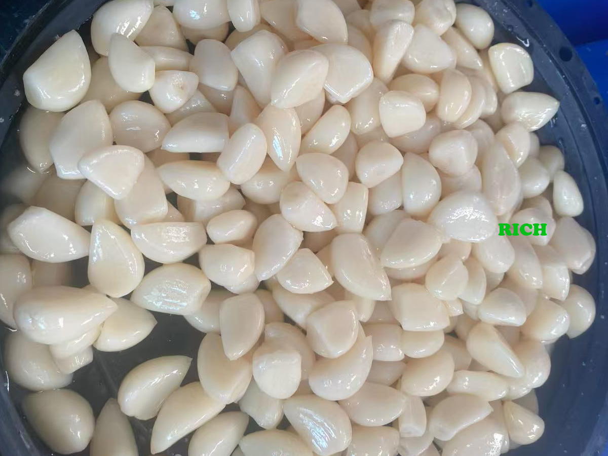 Peeled white garlic cloves in brine