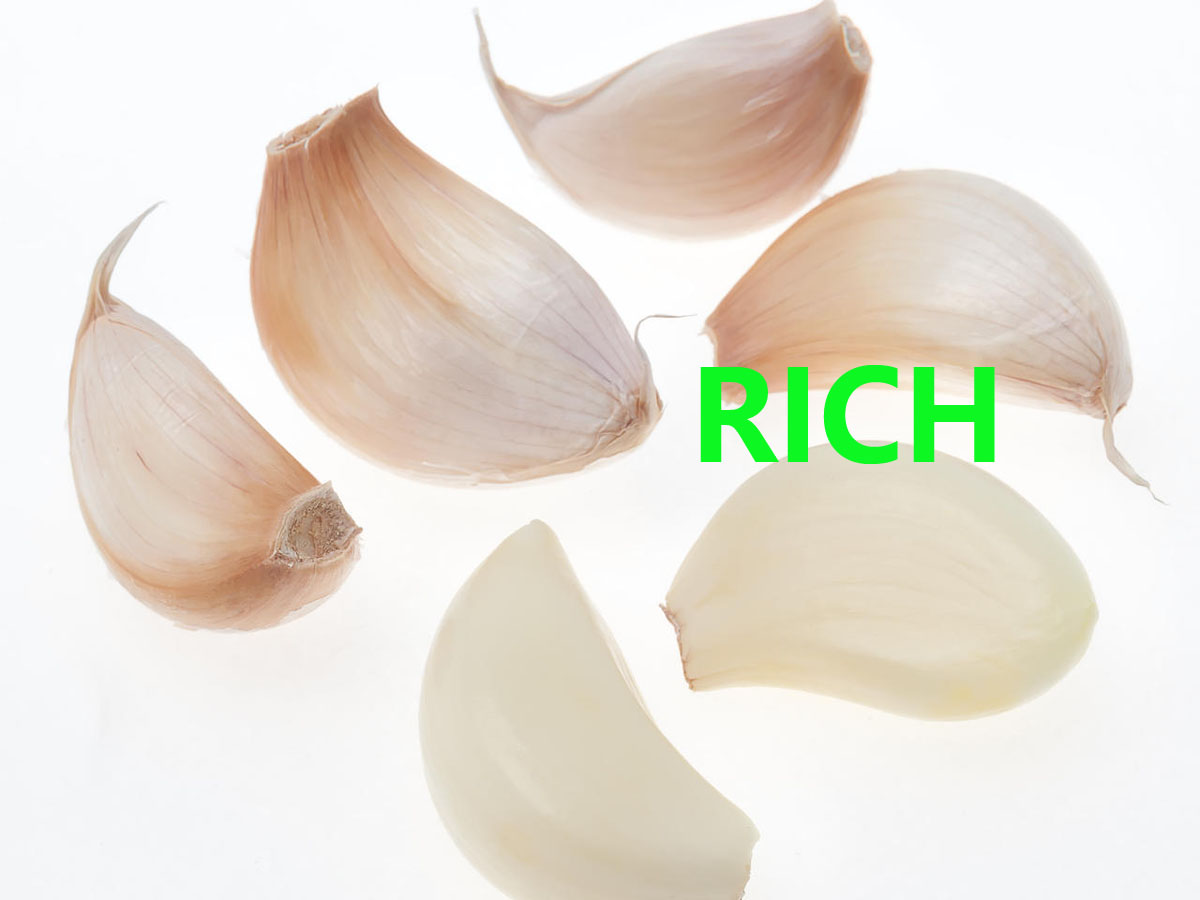 Chinese peeled white garlic in brine