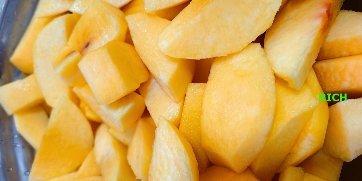 Sliced frozen yellow peaches