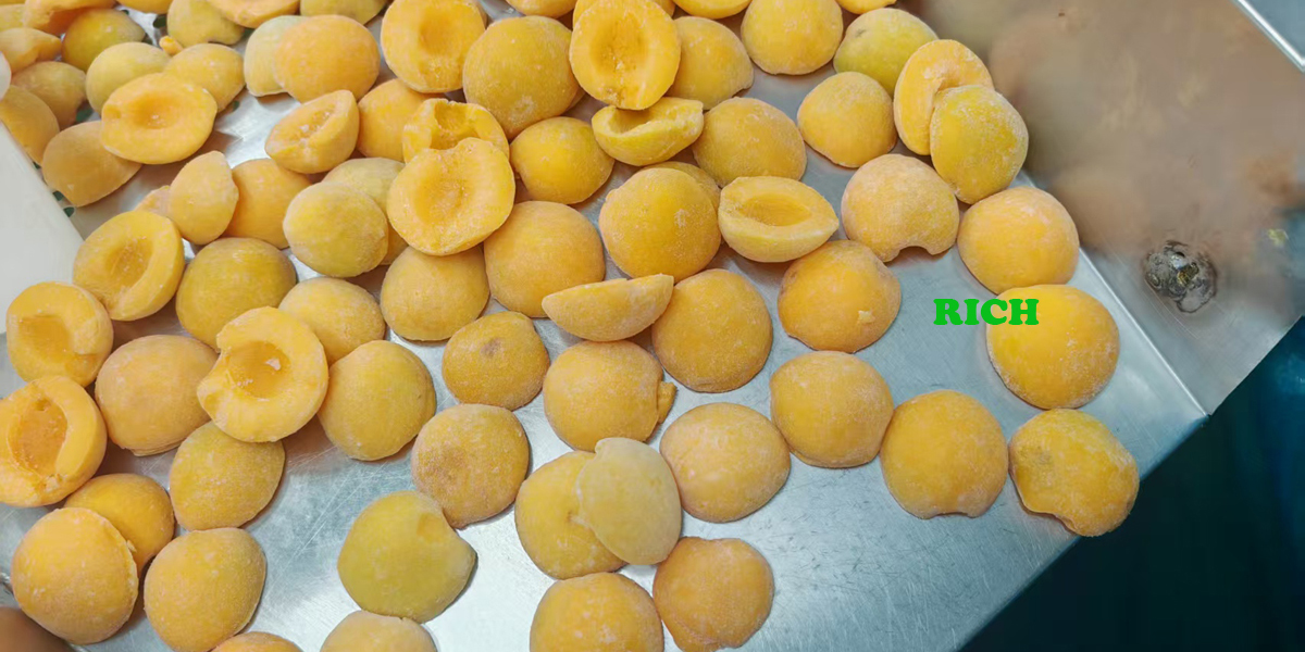 Juicy Sliced frozen yellow peaches 1/4 cut